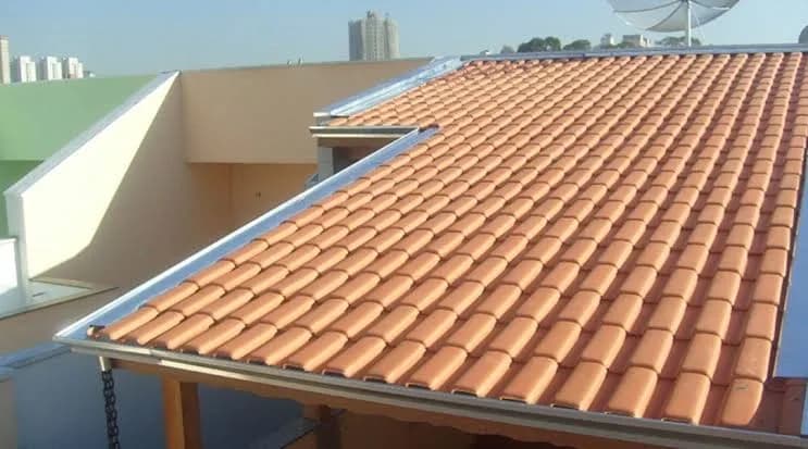 Instalação de calhas e rufos em telhado